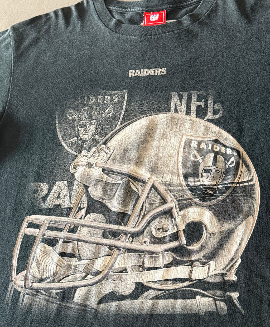 Oakland Raiders Helmet T-Shirt (L)